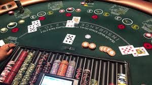 Meja Roulette Live Meja roulette dengan roda berputar dan area taruhan